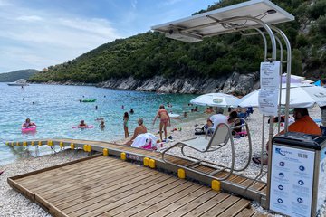 Οι προσβάσιμες παραλίες της Λευκάδας για άτομα με κινητικές δυσκολίες