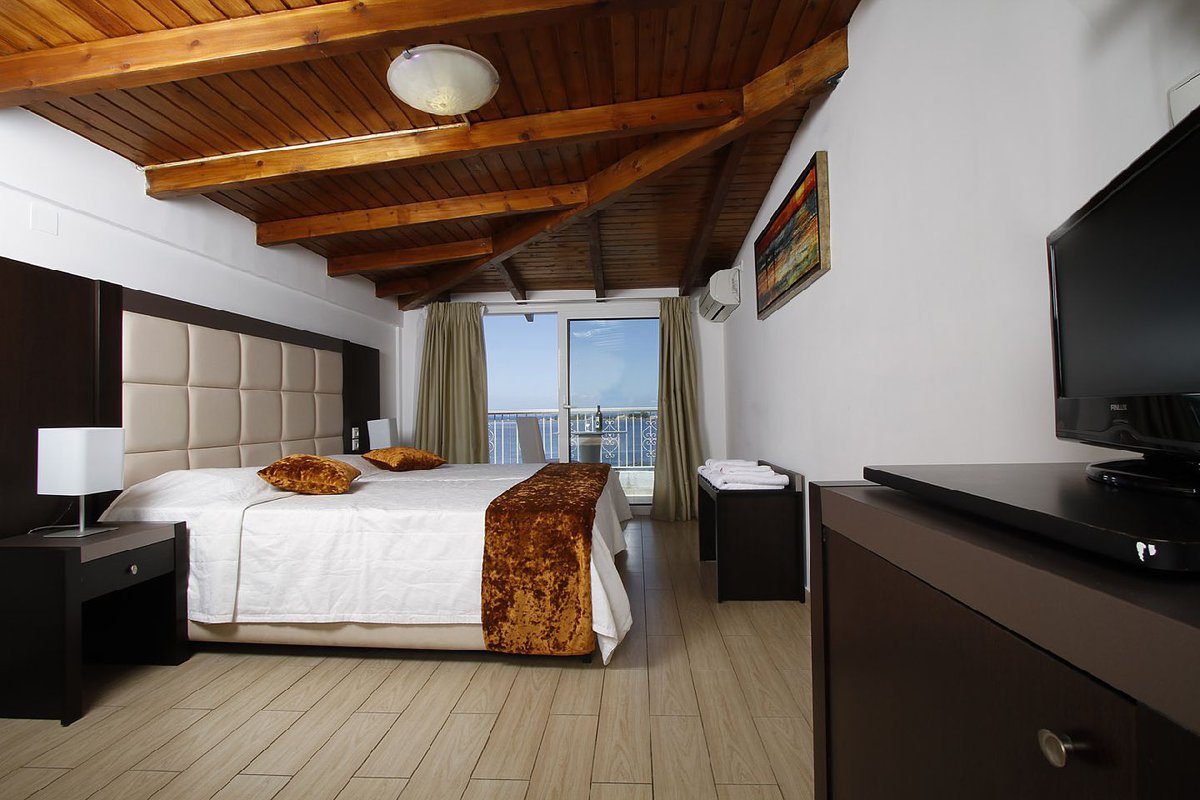 © Nirikos hotel, Lefkada town