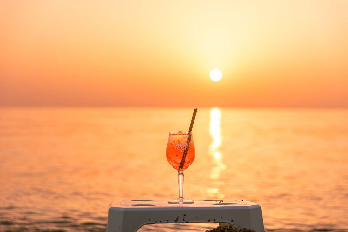 Ηλιοβασίλεμα μπροστά από το Medusa beach bar