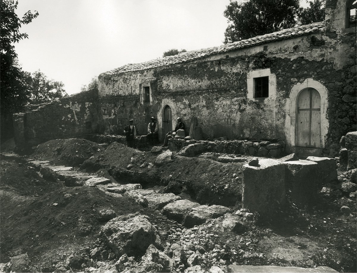 Wilhelm Dörpfeld: Monastery of Agios Ioannis Rodaki with the foundations of an ancient temple.