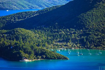 Χρειάζεστε αυτοκίνητο στη Λευκάδα; Πρακτικός οδηγός για να κινηθείτε στο νησί