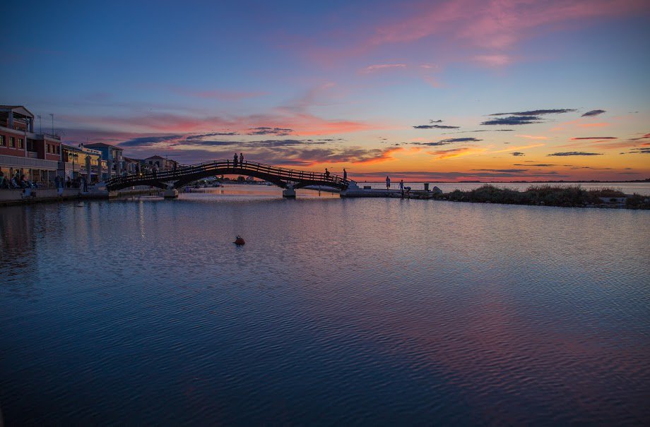 Ηλιοβασίλεμα στην πόλη της Λευκάδας με φόντο το γεφυράκι