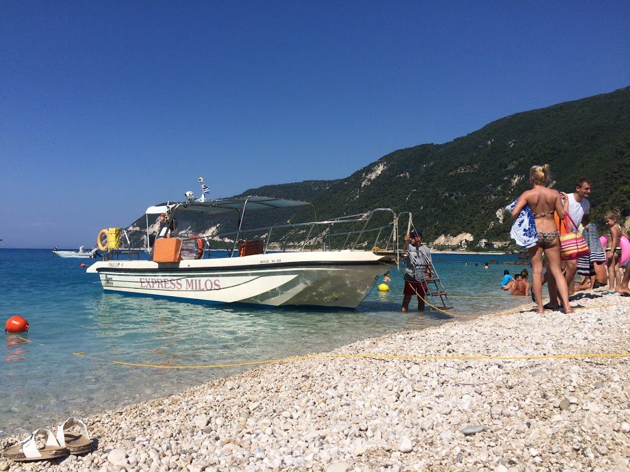 Boat to Mylos