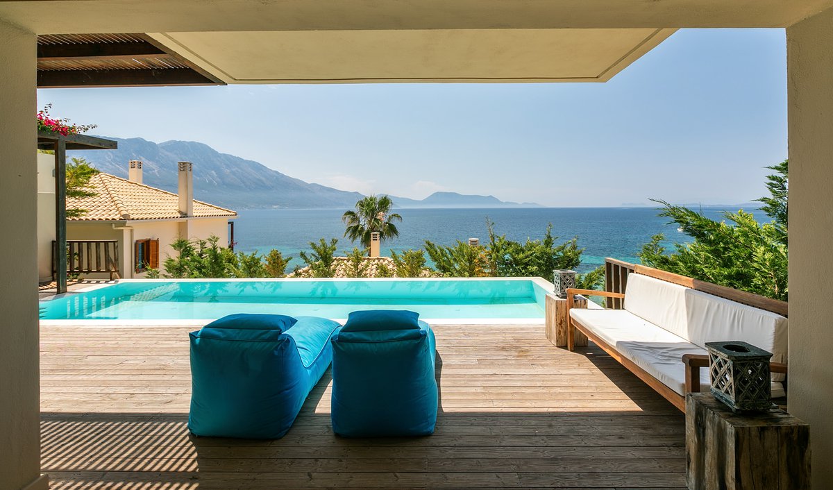 Villa Kalamos. 4 bed, sleeps 10. Private pool, next to the sea - Paleros Dream Homes, Pogonia