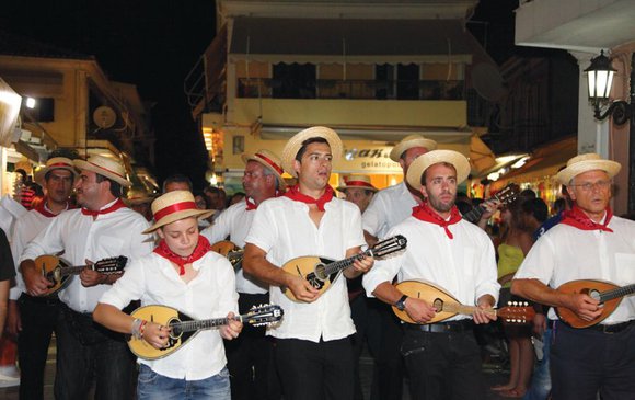 Agiomavritiki parea singing serenades in Lefkada