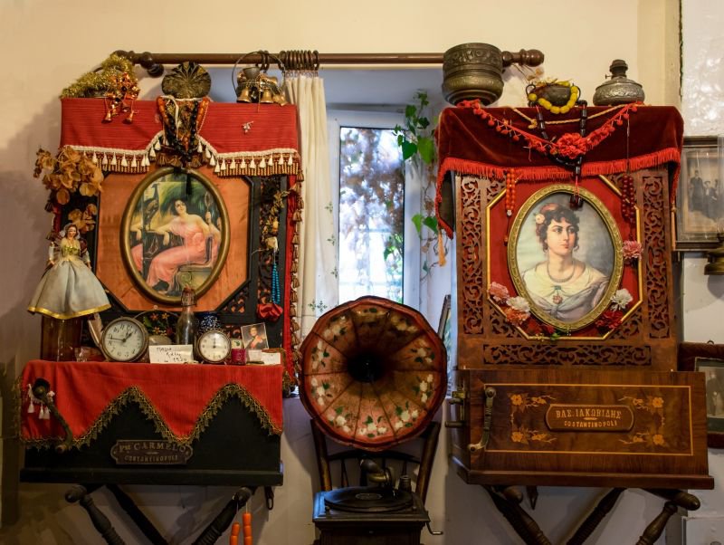 Exhibition of Old Objects (Phonograph Museum)