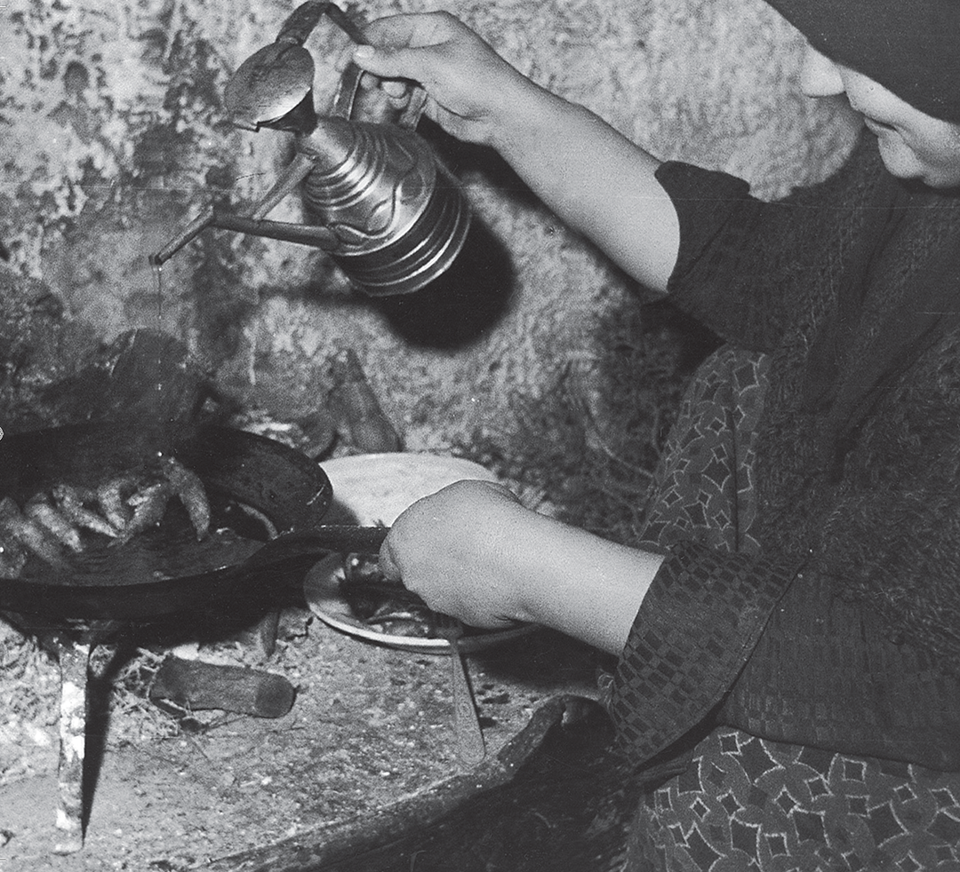 1963, Φρέσκιες σαρδέλες στο τηγάνι / Κομηλιό. Φωτογραφία από το βιβλίο "Λευκάδα, ένα ταξίδι στο χρόνο" του Fritz Berger, σελ 87, 2006, Fagottobooks